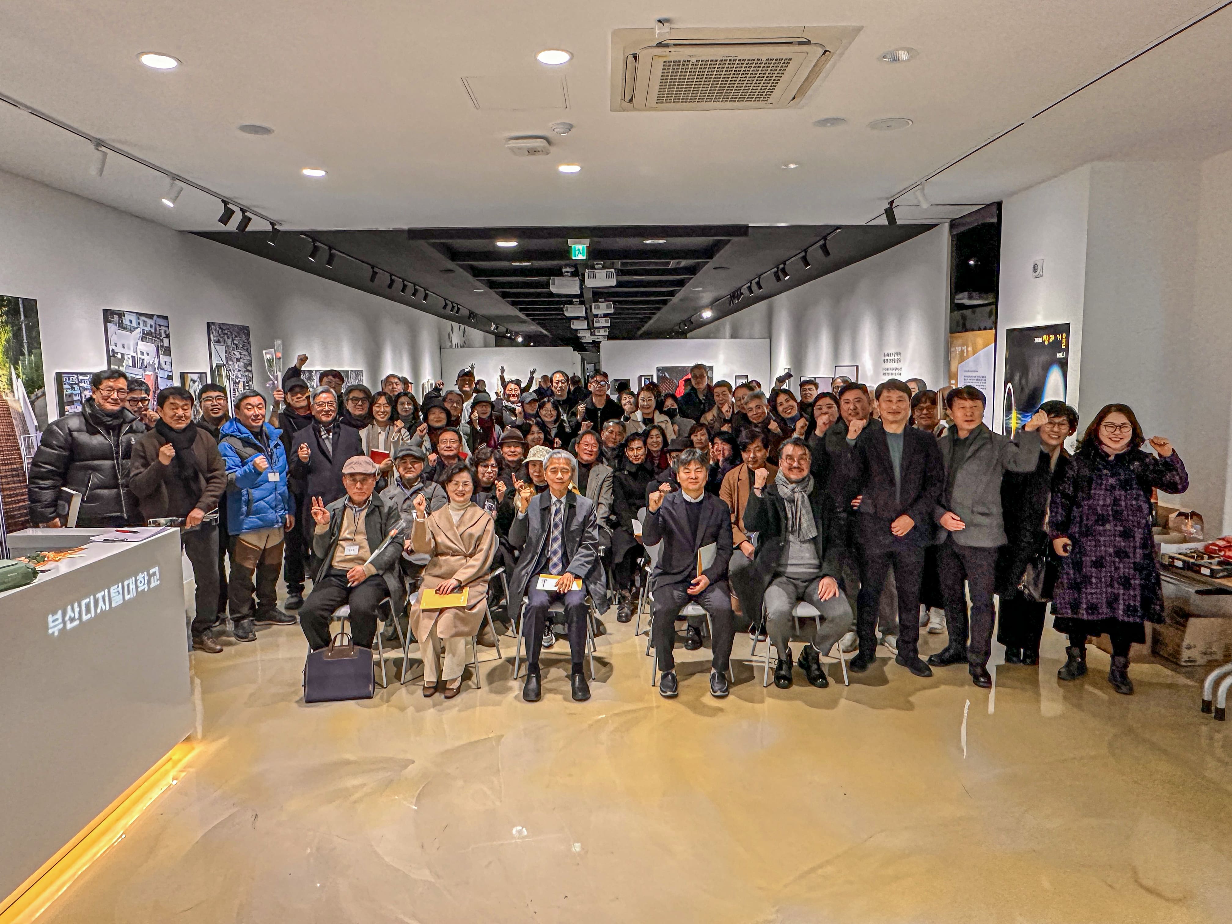 소향갤러리에서 제1회 졸업전시회 진행후 단체 기념사진을 촬영하고 있다